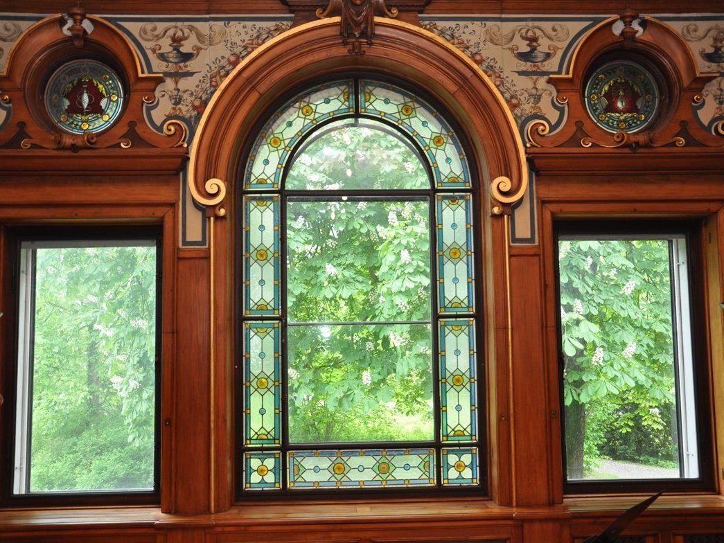 Die Symbole Spindel und Glühbirne zieren die Fenster im historischen Musiksaal der Villa Grünau. Die Symbole Spindel und Glühbirne zieren die Fenster im historischen Musiksaal der Villa Grünau.