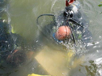 Die Feuerwehr barg mit Hilfe von Tauchern den Tresor. Die Feuerwehr barg mit Hilfe von Tauchern den Tresor.