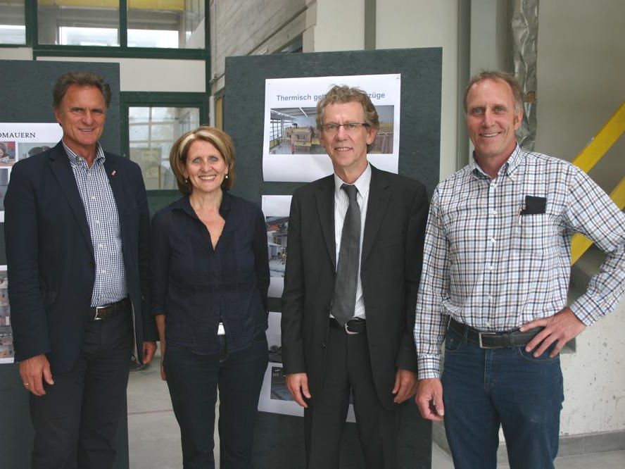 Wirtschaftskammerpräsident Manfred Rein, Baumeisterin Monika Summer, Direktor Gerhard Wimmer und Projektleiter Robert Nachbaur Wirtschaftskammerpräsident Manfred Rein, Baumeisterin Monika Summer, Direktor Gerhard Wimmer und Projektleiter Robert Nachbaur