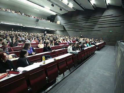 Wer das Studium zum nächsten Semester tatsächlich in Angriff nehmen möchte, darf die Anmeldefrist nicht verpassen. Wer das Studium zum nächsten Semester tatsächlich in Angriff nehmen möchte, darf die Anmeldefrist nicht verpassen.
