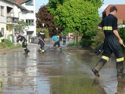 Nach den heftigen Gewittern in Niederösterreich beseitigte die Feuerwehr den Schlamm.