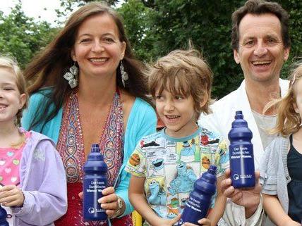 Kindergartenkinder in Wien bekommen kostenlose Wasserflaschen von der Stadt.