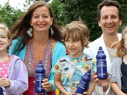 Kindergartenkinder in Wien bekommen kostenlose Wasserflaschen von der Stadt. Kindergartenkinder in Wien bekommen kostenlose Wasserflaschen von der Stadt.