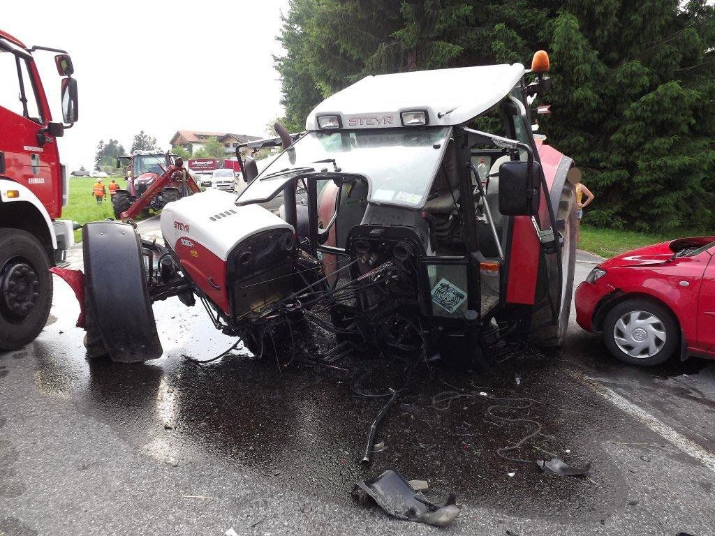 Krumbach: Traktor in zwei Teile gerissen. Krumbach: Traktor in zwei Teile gerissen.