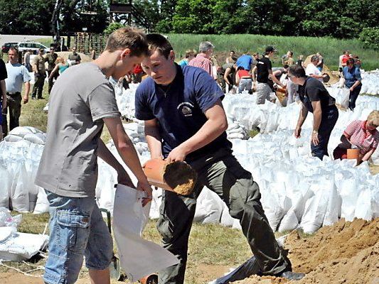 Helfer im Kampf gegen das Hochwasser Helfer im Kampf gegen das Hochwasser