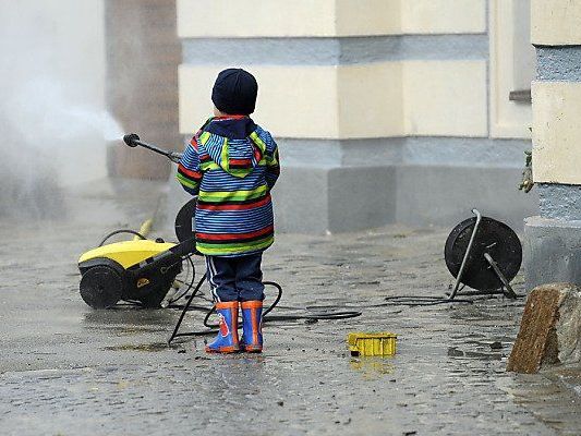Auch die Kleinsten helfen mit beim Saubermachen Auch die Kleinsten helfen mit beim Saubermachen