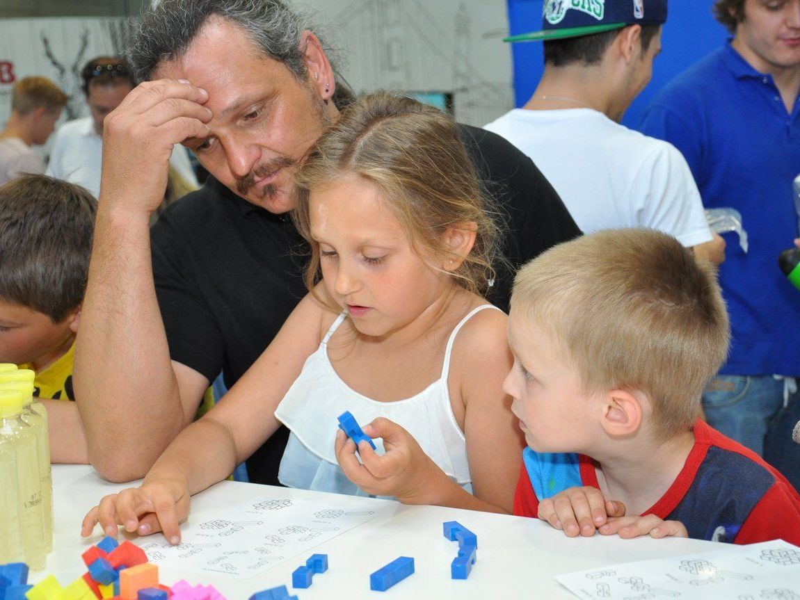 Motorradexperte Markus Primus kniffelt mit Kindern am ALPLA-Stand. Motorradexperte Markus Primus kniffelt mit Kindern am ALPLA-Stand.