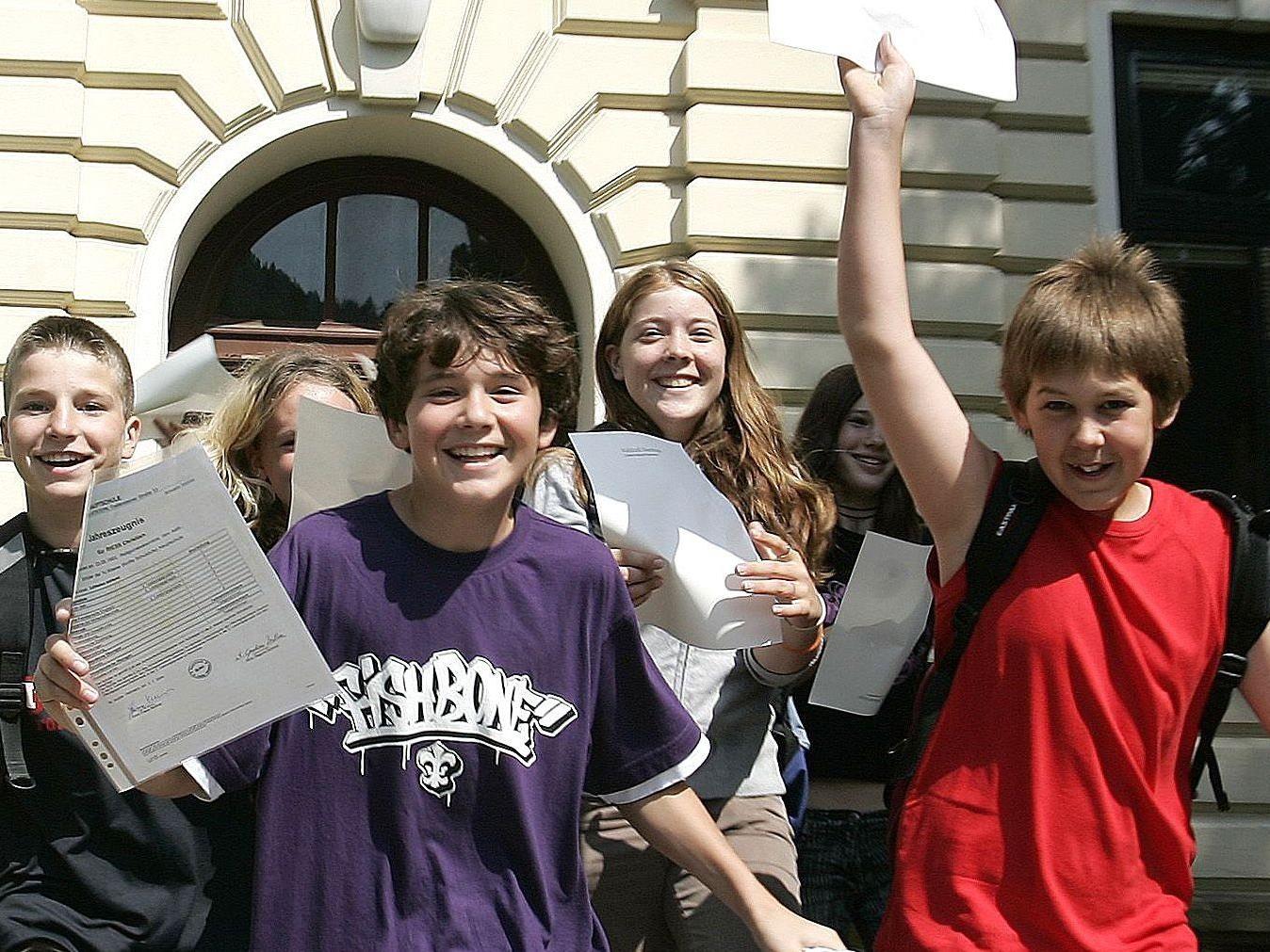 Wiens Schüler freuen sich zum Schulschluss über Zeugnis-Aktionen.
