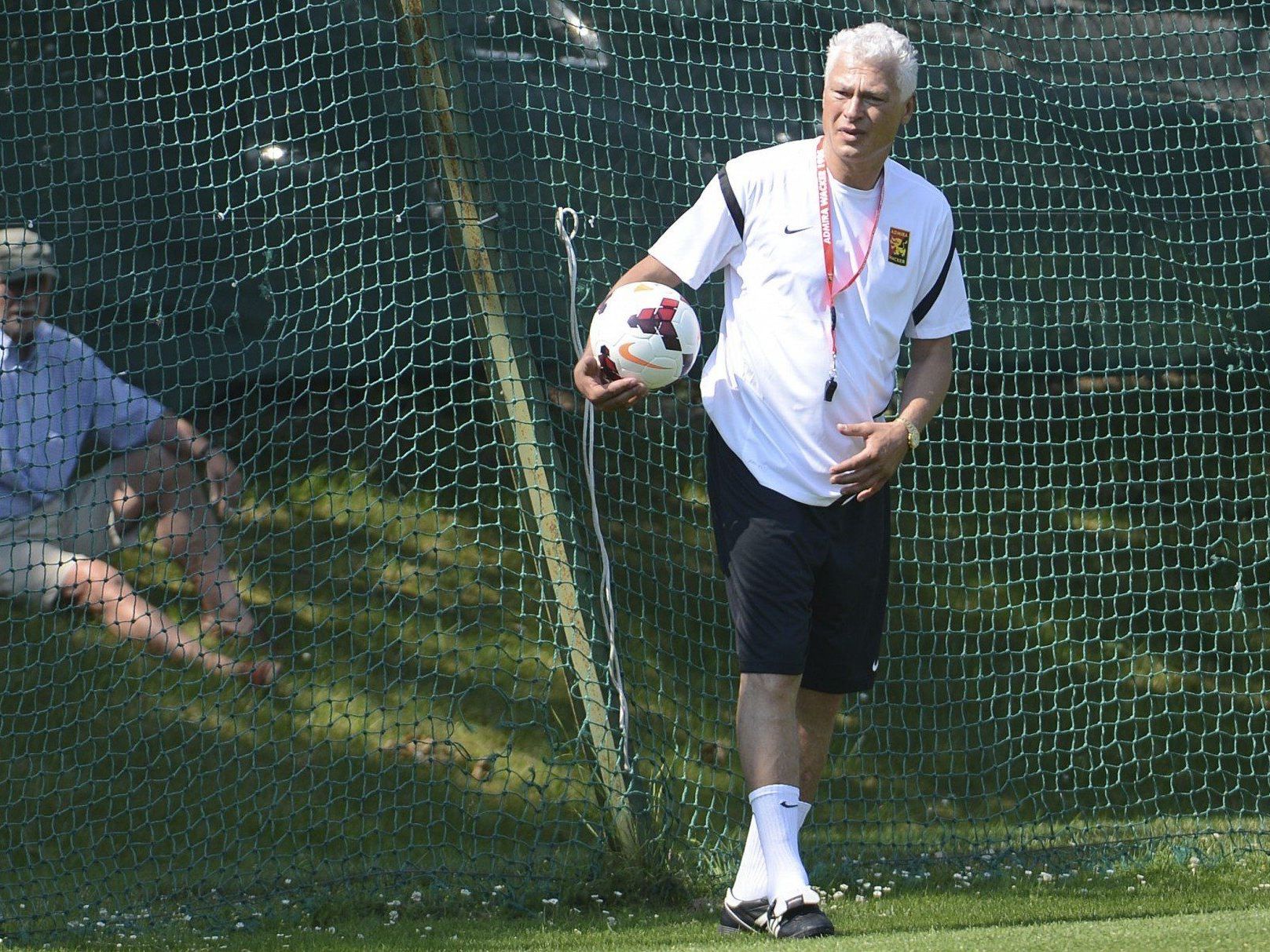 Neo-Trainer Toni Polster leitete am Dienstag das erste Admira-Training. Neo-Trainer Toni Polster leitete am Dienstag das erste Admira-Training.
