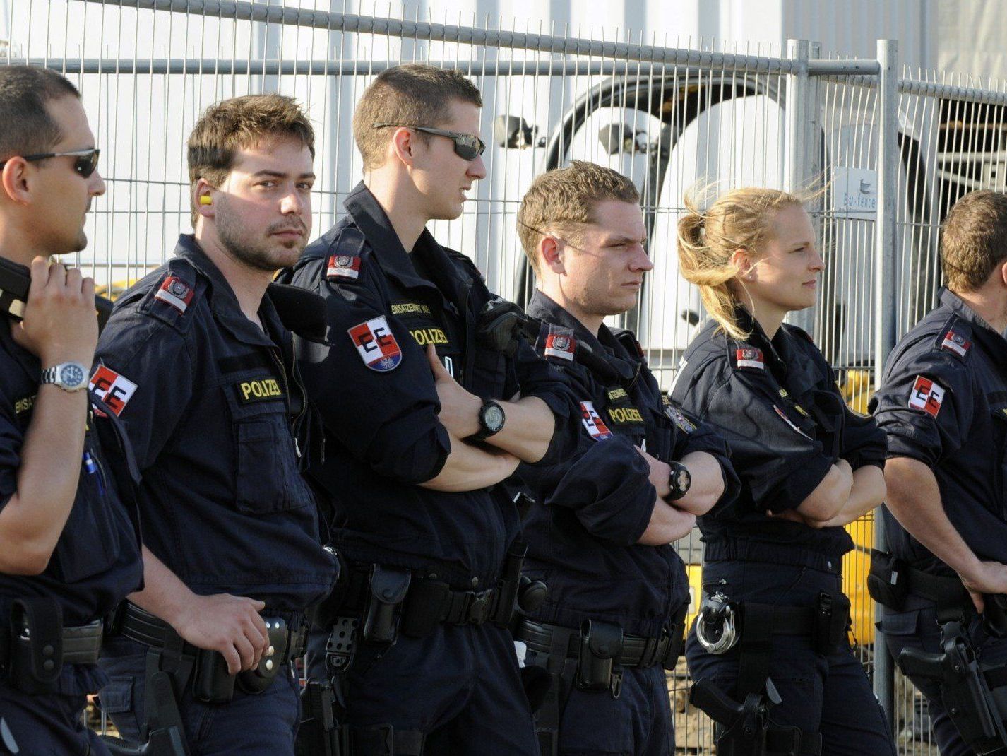 Die Polizei lobt die Nova Rock-Besucher und erwartet einen ansrengenden zweiten Tag. Die Polizei lobt die Nova Rock-Besucher und erwartet einen ansrengenden zweiten Tag.