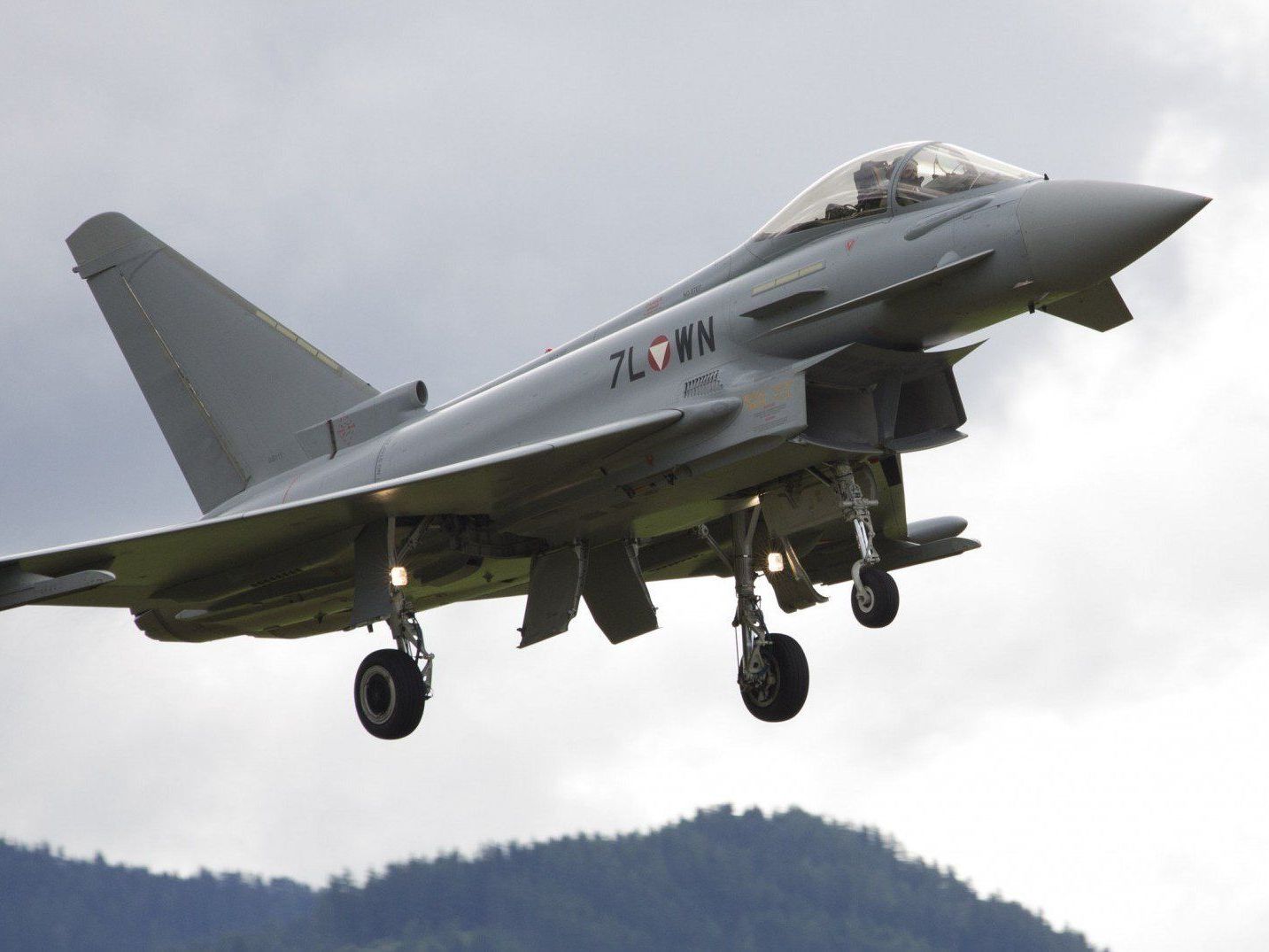Am Freitagvormittag wurde das Flugspektakel Airpower 13 offiziell eröffnet. Am Freitagvormittag wurde das Flugspektakel Airpower 13 offiziell eröffnet.