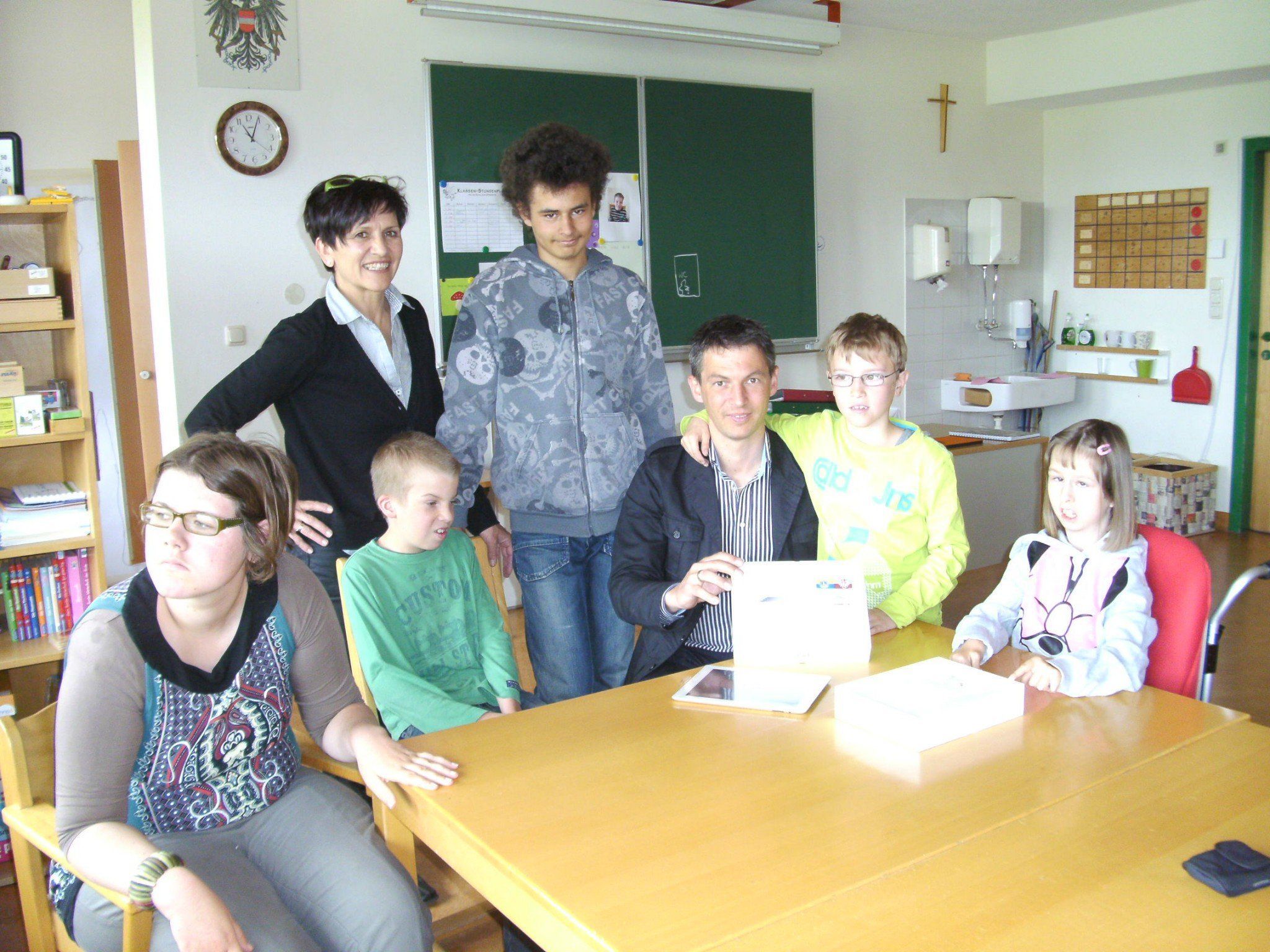 Günter Sutterlüty überreichte das iPad an Kinder und Lehrer der Förderklasse. Günter Sutterlüty überreichte das iPad an Kinder und Lehrer der Förderklasse.