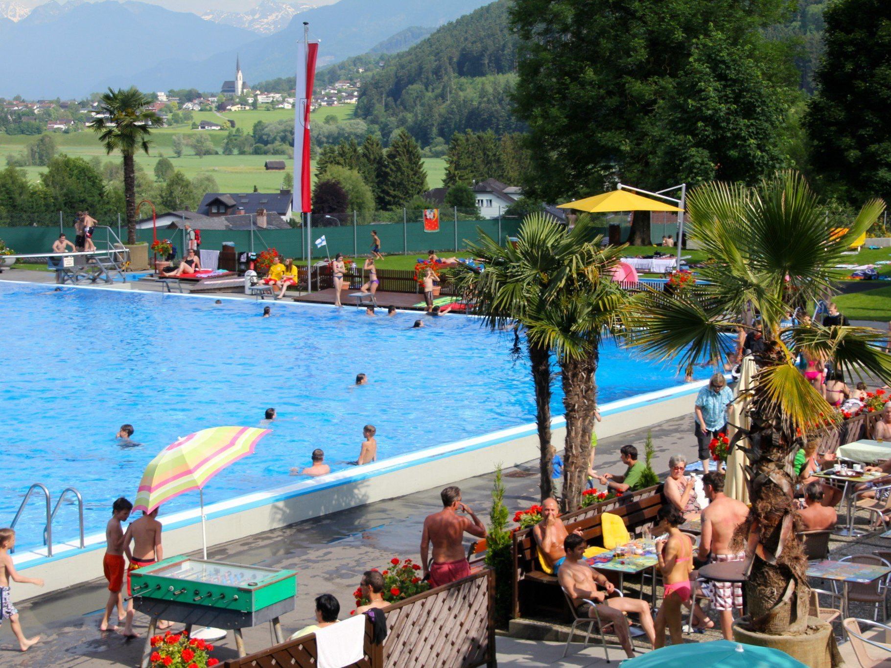 Viele der Badegäste schätzen die Ruhe beim Schwimmen und Sonnenbaden in der Felsenau Viele der Badegäste schätzen die Ruhe beim Schwimmen und Sonnenbaden in der Felsenau