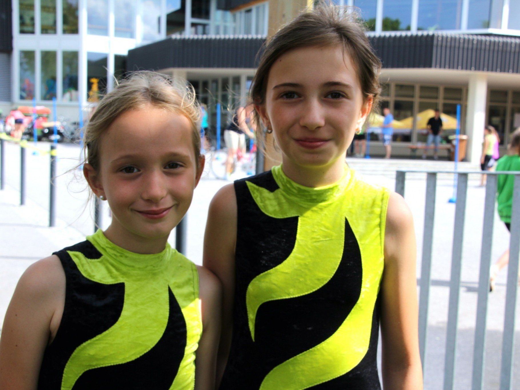 Natalie und Bianca hatten viel Spaß beim Sommerfest an der Mittelschule Natalie und Bianca hatten viel Spaß beim Sommerfest an der Mittelschule