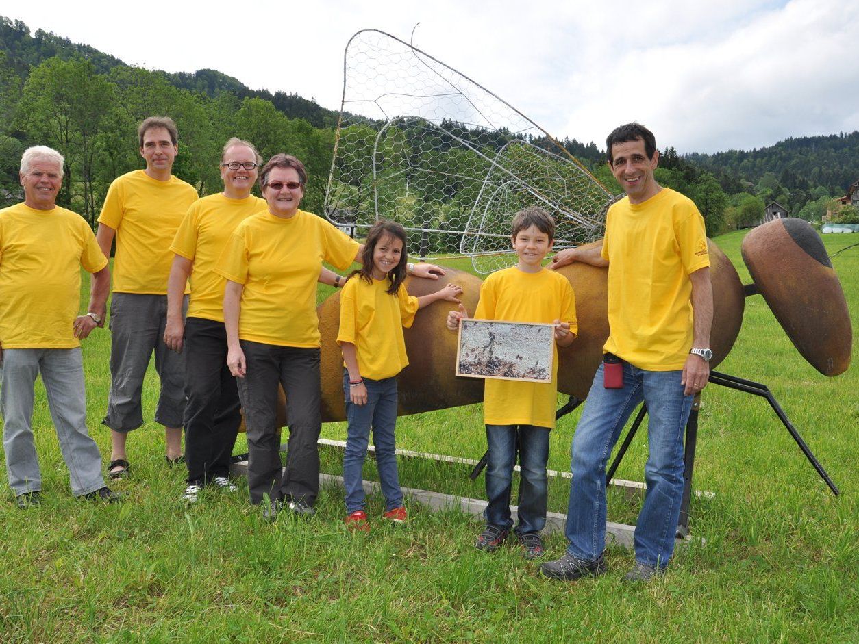 Mitglieder des Bienenzuchtvereines mit Obmann Gerhard Berlinger (re) vor der Riesenbiene. Mitglieder des Bienenzuchtvereines mit Obmann Gerhard Berlinger (re) vor der Riesenbiene.