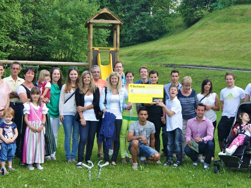 Das Bonesbar Team mit Initiator Thomas Loretz erwirtschaftete 5.000 Euro. Das Bonesbar Team mit Initiator Thomas Loretz erwirtschaftete 5.000 Euro.