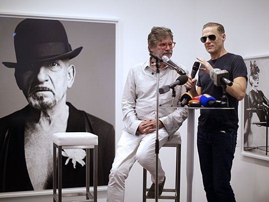 Bryan Adams und Galerist Peter Coeln (L) bei der Eröffnung im Ostlicht