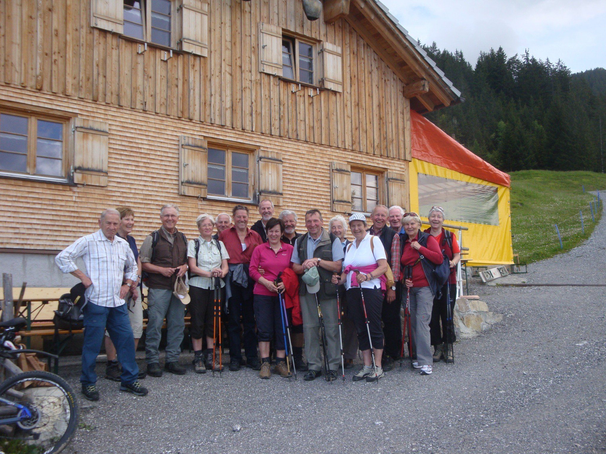 Vor der Almein-Hütte