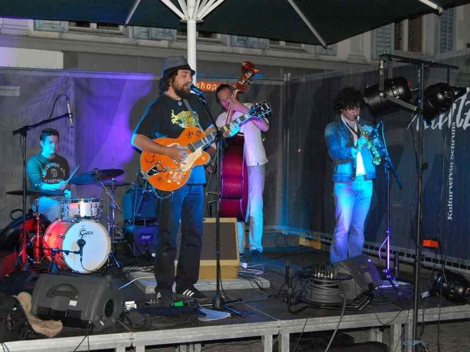Die  „Orges &The Ockus-Rockus Band“ gastierte im Rahmen der Veranstaltungsreihe „Jazz am Platz“ in Schruns. Die  „Orges &The Ockus-Rockus Band“ gastierte im Rahmen der Veranstaltungsreihe „Jazz am Platz“ in Schruns.