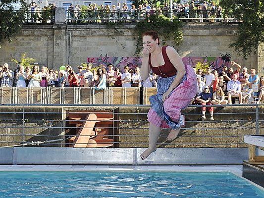 Alle Jahre wieder ein Spaß: der Dirndlflugtag am Badeschiff Alle Jahre wieder ein Spaß: der Dirndlflugtag am Badeschiff