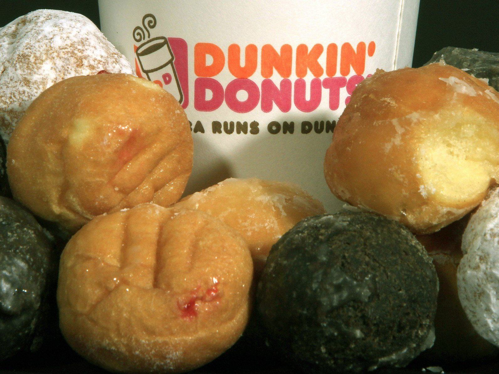 Dunkin' Donuts-Kundin schockierte auf YouTube durch Rassismus. Dunkin' Donuts-Kundin schockierte auf YouTube durch Rassismus.