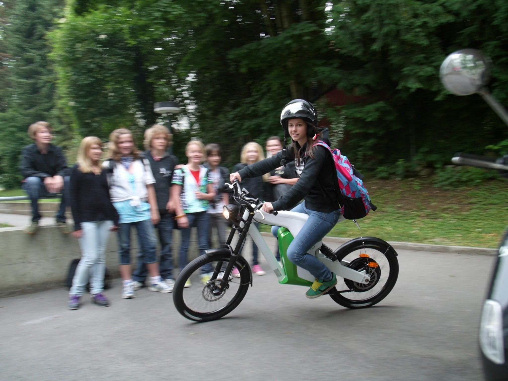 Bregenzerwälder Jugendliche können für eine Woche gratis ein Elektromoped testen. Bregenzerwälder Jugendliche können für eine Woche gratis ein Elektromoped testen.