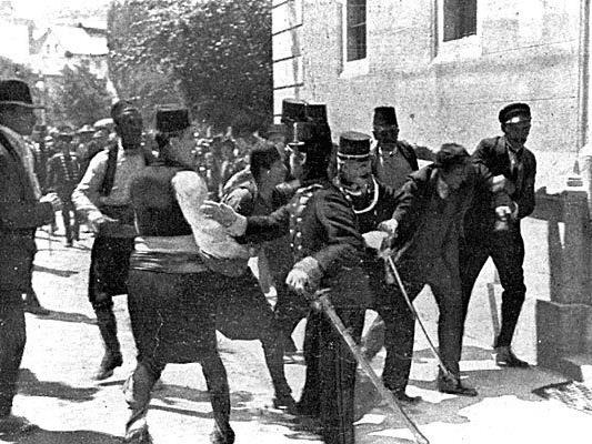 Sarajevo 1914: Gavrilo Princip (rechts) bei seiner Festnahme nach dem tödlichen Attentat auf Thronfolger Franz Ferdinand