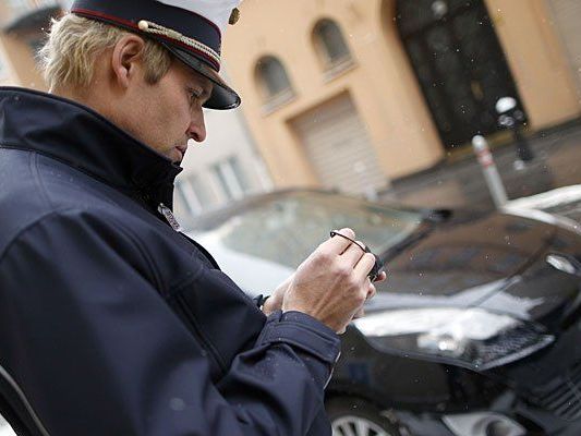 Falschparker, die oftmals die Öffis behindern, werden zur Kasse gebeten