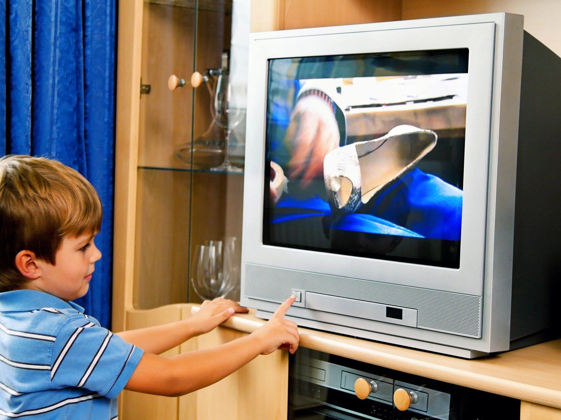 Sechs- bis Neunjährige sehen mehr fern als vor einem Jahr.