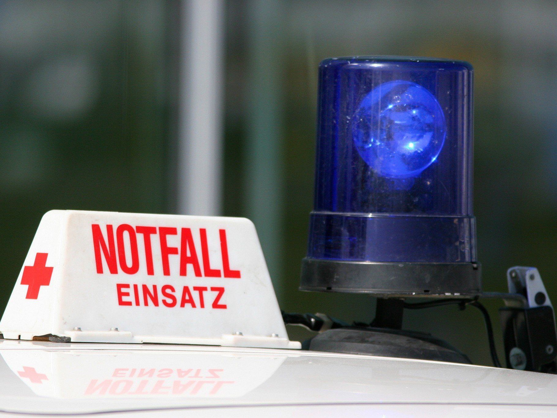 Die Feuerwehr musste einen Teil der Eisenvorrichtung abschneiden, damit der 50-Jährige ins Spital konnte. Die Feuerwehr musste einen Teil der Eisenvorrichtung abschneiden, damit der 50-Jährige ins Spital konnte.