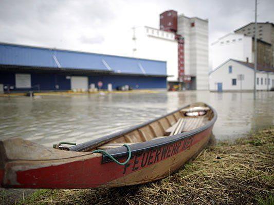 Am Alberner Hafen: Nun entspannt sich die Hochwasser-Lage