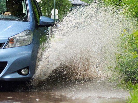 Vorsicht bei Hochwasser - das richtige Verhalten vermeidet Schäden am Pkw Vorsicht bei Hochwasser - das richtige Verhalten vermeidet Schäden am Pkw