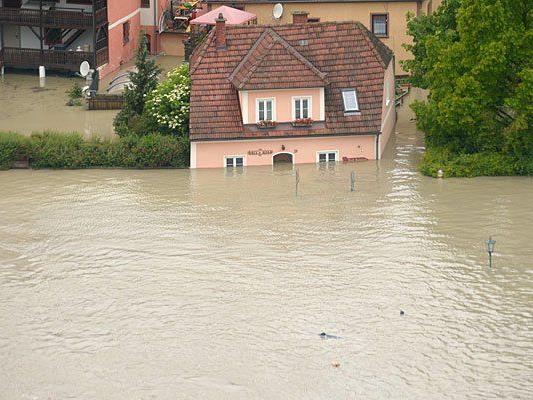 Das Hochwasser richtet viel Schaden an Häusern und Co. an - was zahlt die Versicherung?