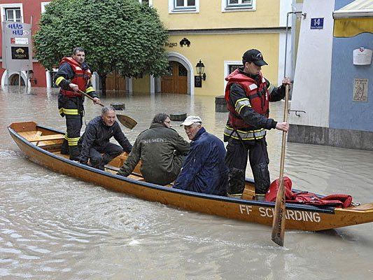 Bei Hochwasser ist man rasch auf Hilfe durch andere angewiesen - sollte aber auch selbst gut vorbereitet sein Bei Hochwasser ist man rasch auf Hilfe durch andere angewiesen - sollte aber auch selbst gut vorbereitet sein