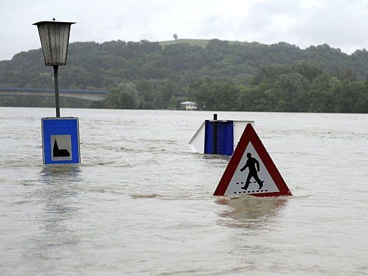 Hochwasser: So sieht die Lage unweit von Wien in Niederösterreich aus - wird bald der Alberner Hafen überschwemmt? Hochwasser: So sieht die Lage unweit von Wien in Niederösterreich aus - wird bald der Alberner Hafen überschwemmt?