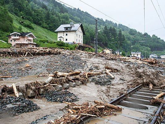 Keine Züge wegen Hochwasser: Murenabgang bei Taxenbach/ Salzburg Keine Züge wegen Hochwasser: Murenabgang bei Taxenbach/ Salzburg