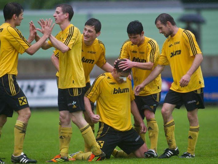 Der FC Höchst erhält heute in Nenzing den Meisterpokal für die V-Liga und kehrt in die RLW zurück. Der FC Höchst erhält heute in Nenzing den Meisterpokal für die V-Liga und kehrt in die RLW zurück.