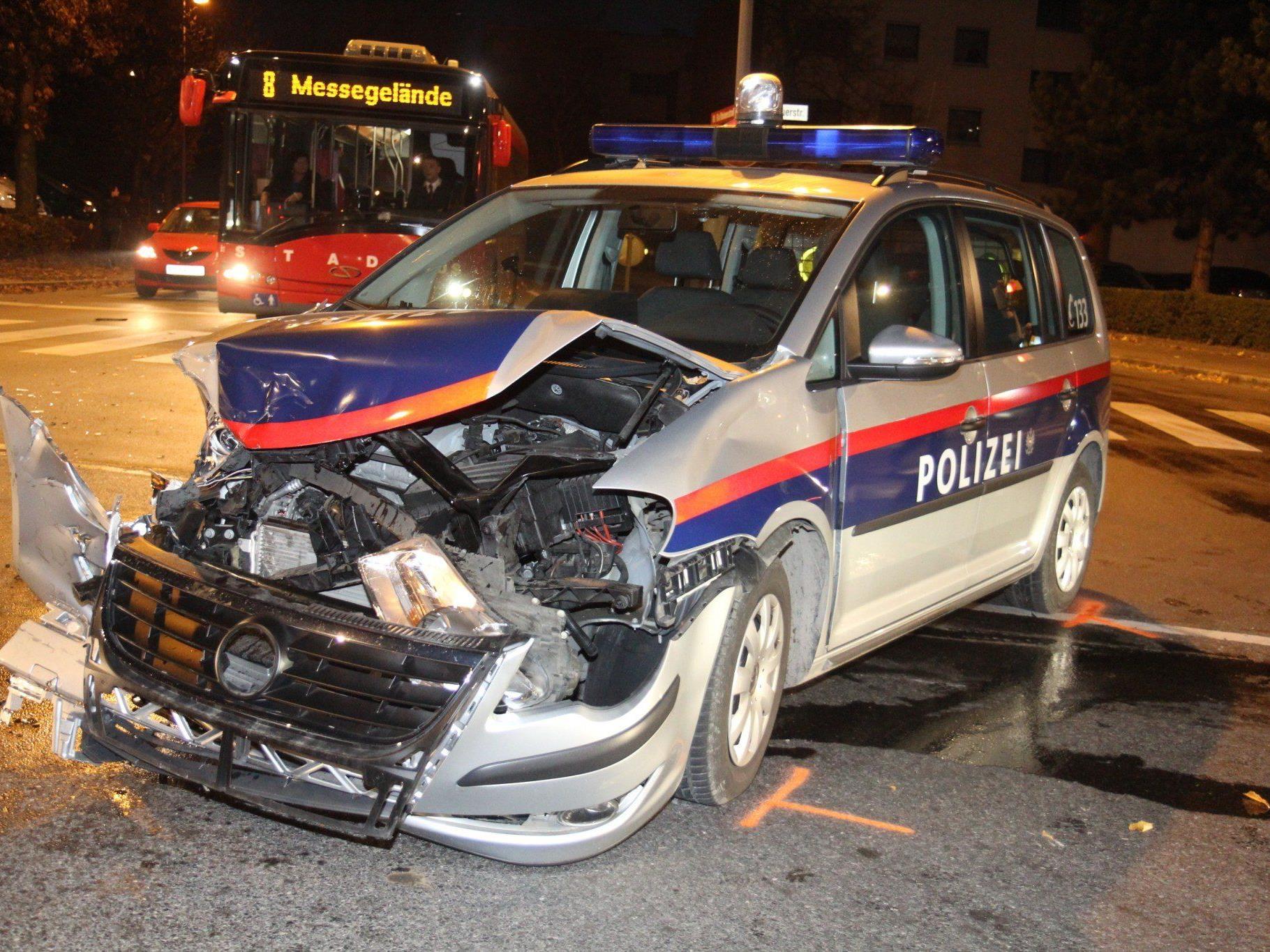 7. November 2011: Polizist fuhr mit Blaulicht, Folgetonhorn und Tempo 30 bis 40 in die Kreuzung ein, es kam zur Kollision.