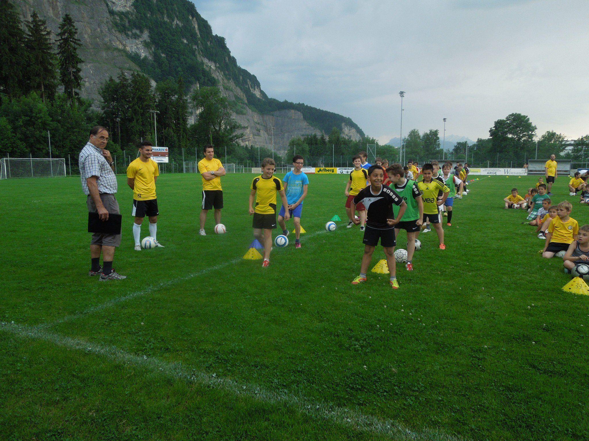 Die Kicker des SC Graf Hatlerdorf üben fleißig für ihren großen Auftritt beim Festabend zum 100. Geburtstag des FC Dornbirn.