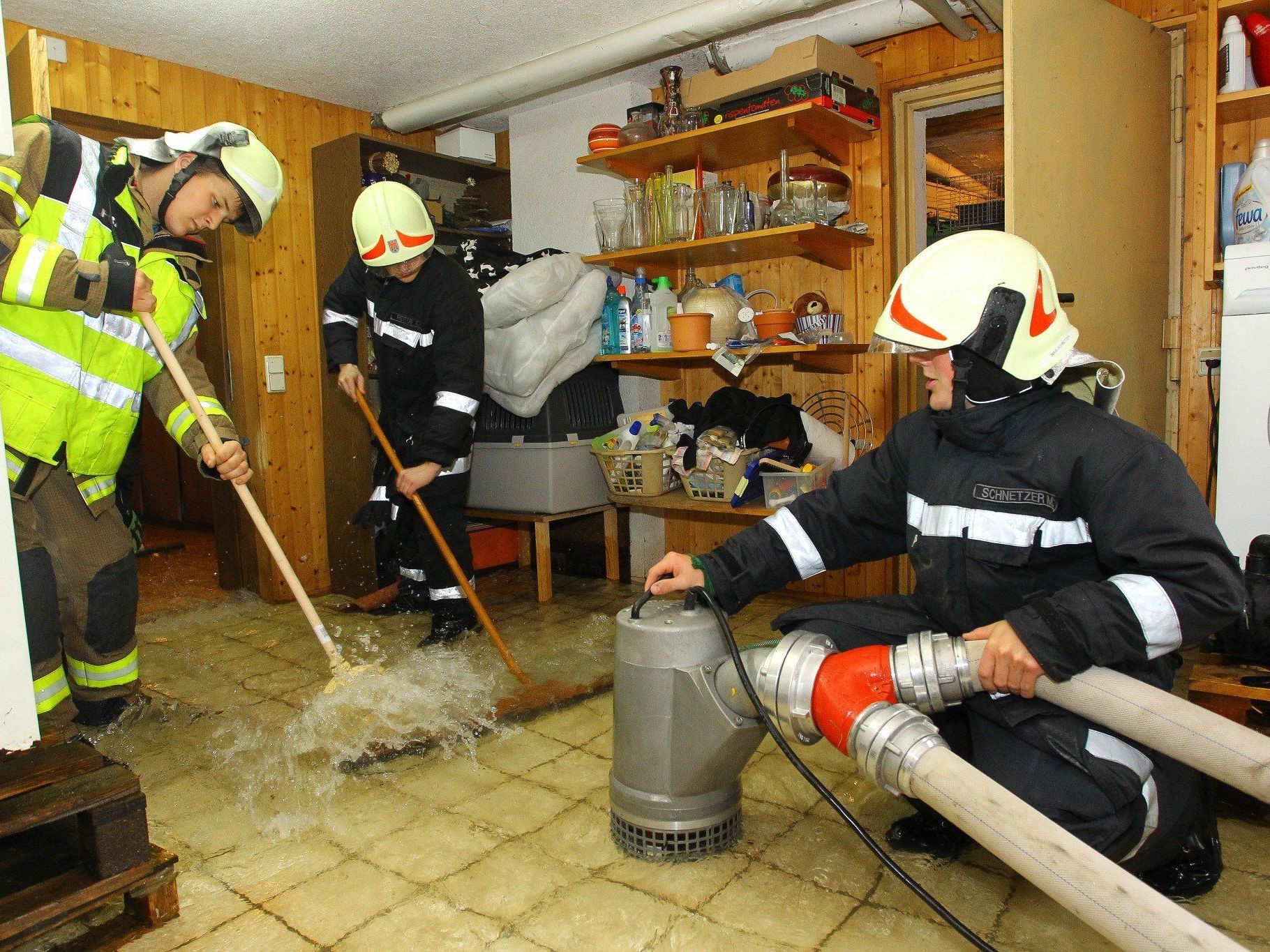 Feuerwehr beim Auspumpen eines Kellers in Gais. Feuerwehr beim Auspumpen eines Kellers in Gais.