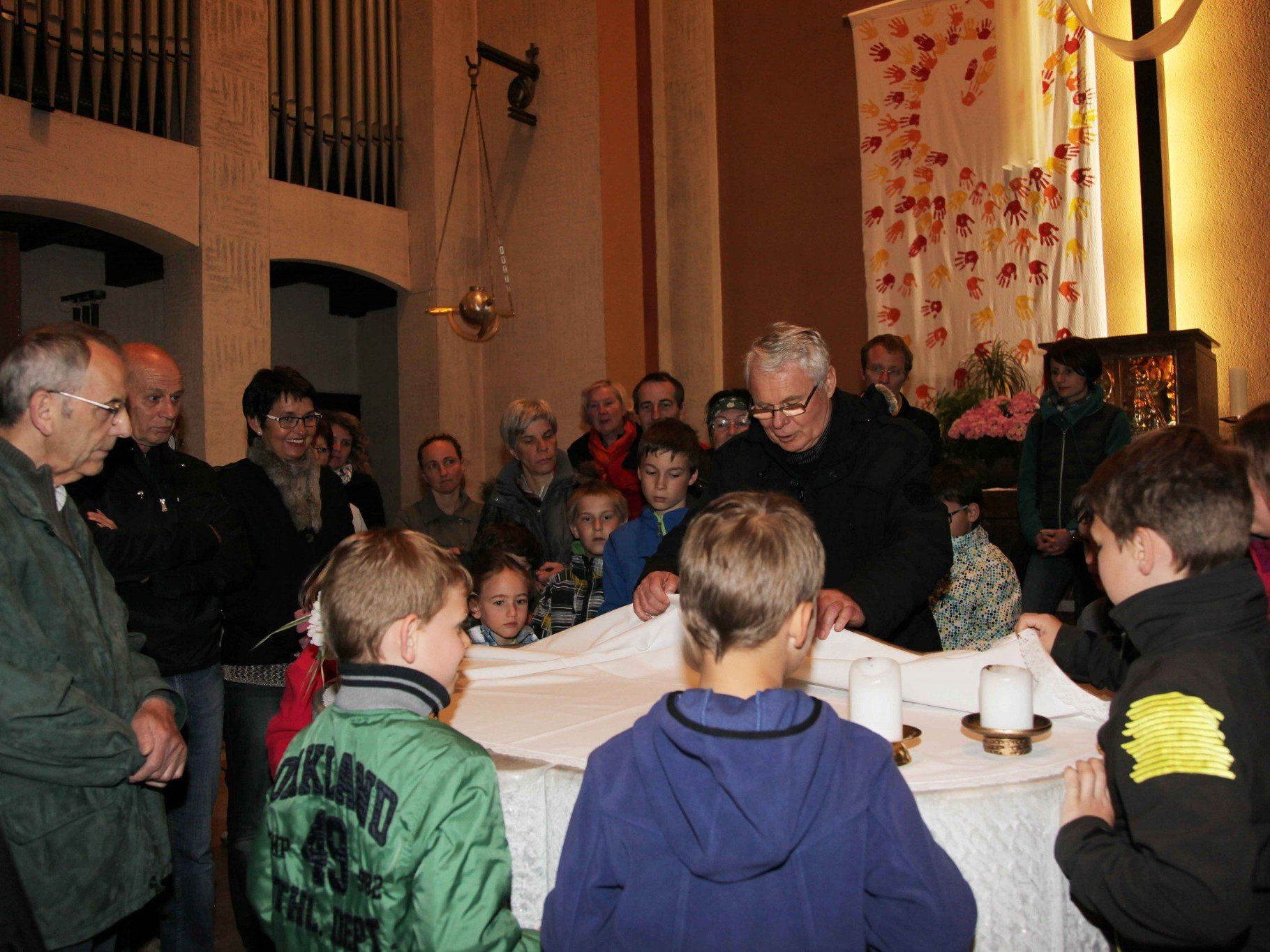 Stadtpfarrer Peter Haas bei der Kirchenführung im Altarraum der Kreuzkirche. Stadtpfarrer Peter Haas bei der Kirchenführung im Altarraum der Kreuzkirche.