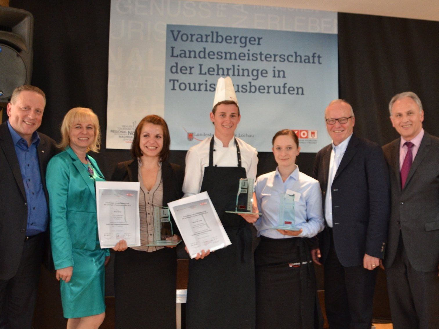 Die Sieger der 13. Vorarlberger Landesmeisterschaft für Lehrlinge in Tourismusberufen mit AK-Präsident Hubert Hämmerle, Dir. Andrea Mc Gowan, Spartenobmann-Stv. KR Elmar Herburger und Organisator Dir-Stv. Wolfram Baldauf. Die Sieger der 13. Vorarlberger Landesmeisterschaft für Lehrlinge in Tourismusberufen mit AK-Präsident Hubert Hämmerle, Dir. Andrea Mc Gowan, Spartenobmann-Stv. KR Elmar Herburger und Organisator Dir-Stv. Wolfram Baldauf.