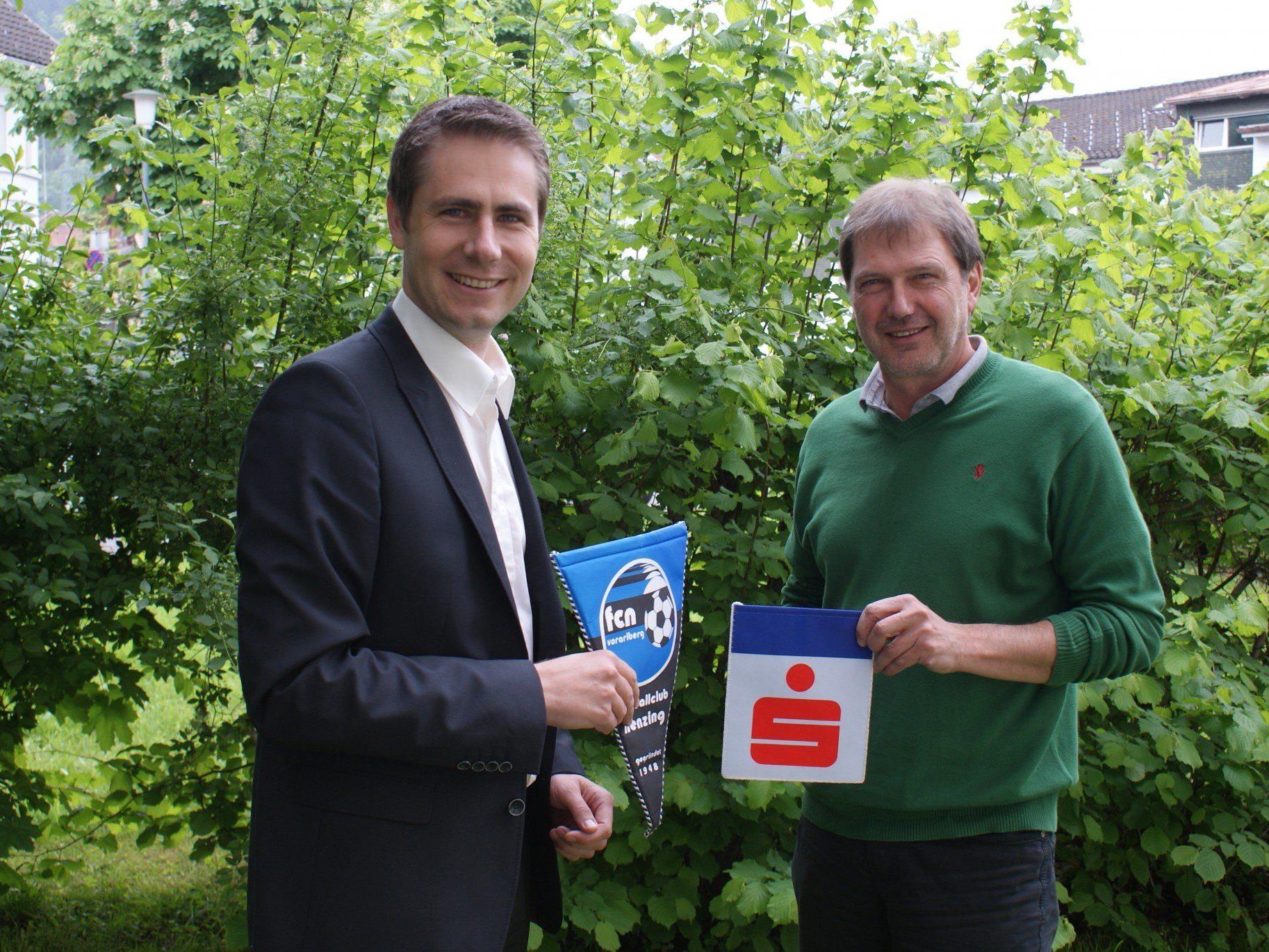 Freuen sich auf die Fortführung der langjährigen Partnerschaft. Martin Flachsmann, Regionalleiter der Sparkasse im Walgau (links) mit Johann Burtscher, Präsident des FC Nenzing.