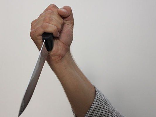 Mit einem Messer wurde eine Frau auf offener Straße erstochen Mit einem Messer wurde eine Frau auf offener Straße erstochen