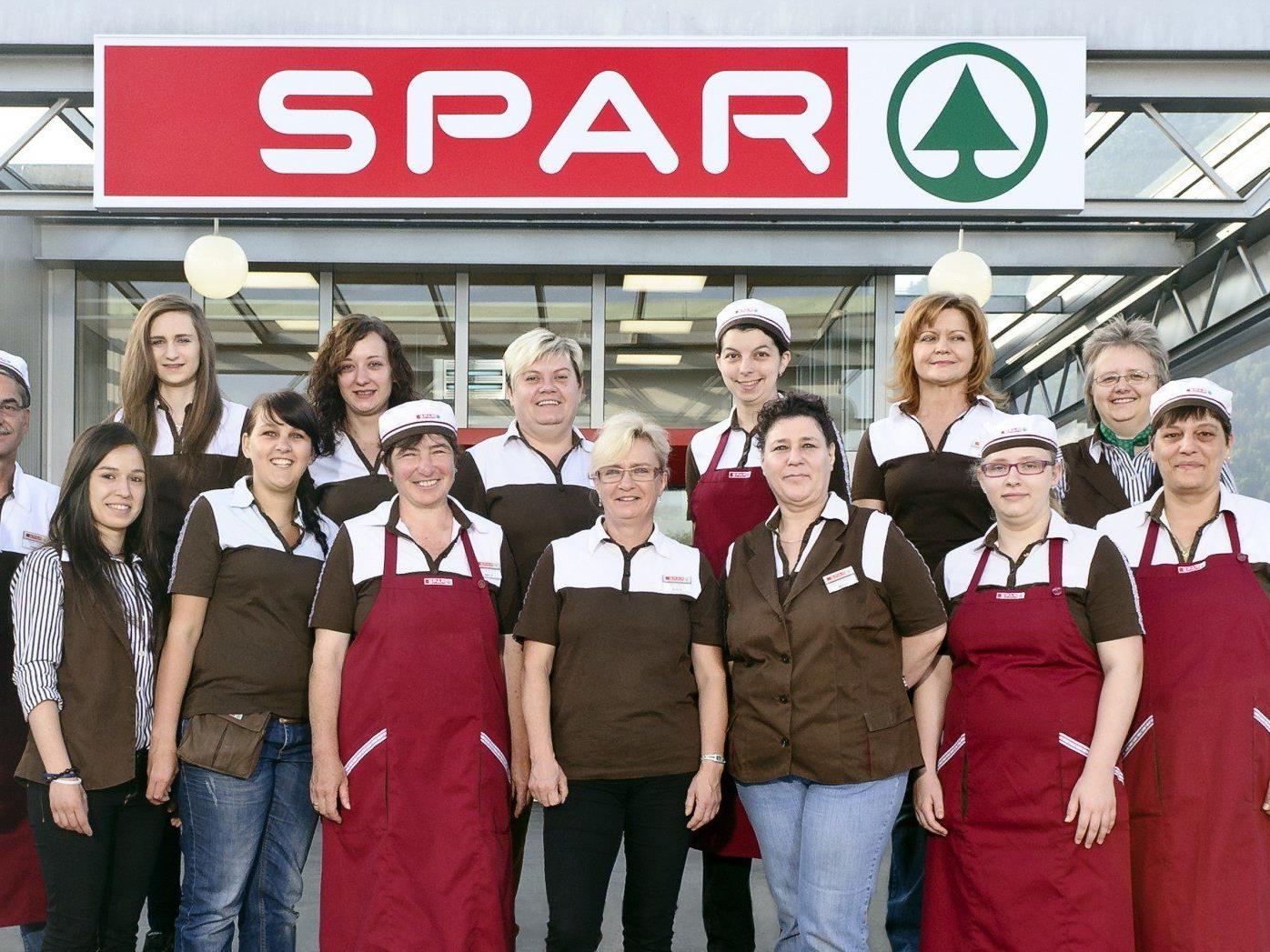 Das ganze Team rund um Marktleiterin Simone Kinsperger (6. von links) strahlen mit dem neuen SPAR-Supermarkt um die Wette.