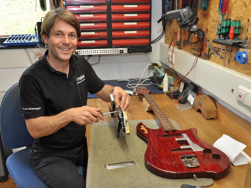 Johannes Schneffknecht repariert eine alte schwedische E-Gitarre. Johannes Schneffknecht repariert eine alte schwedische E-Gitarre.