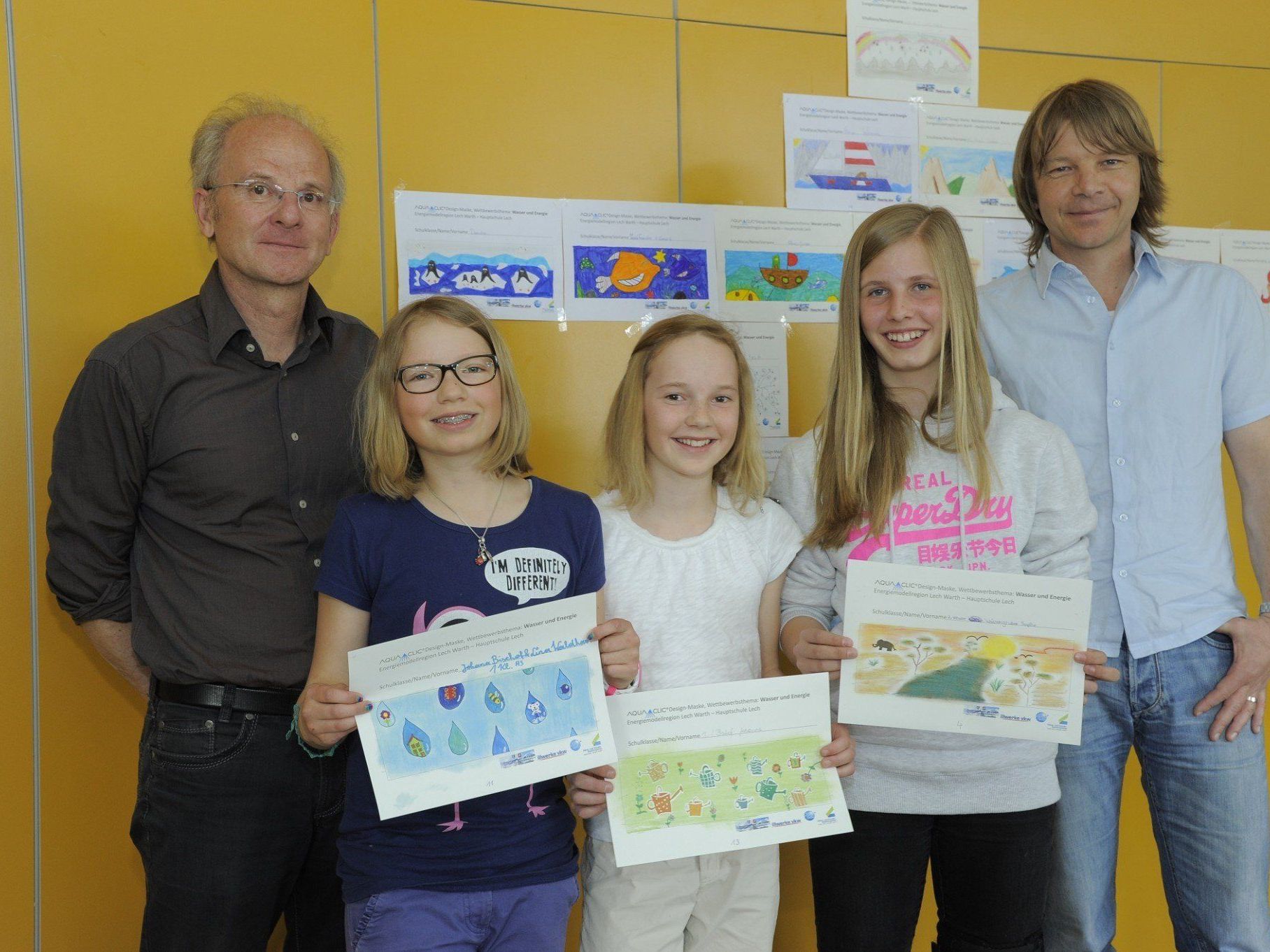 Direktor Werner Dietrich mit den Siegerinnen. Direktor Werner Dietrich mit den Siegerinnen.