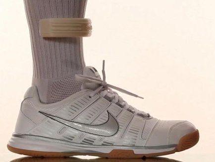 Smarte Socke: Ein angebrachter Sensor analysiert Bewegungsdaten. Smarte Socke: Ein angebrachter Sensor analysiert Bewegungsdaten.