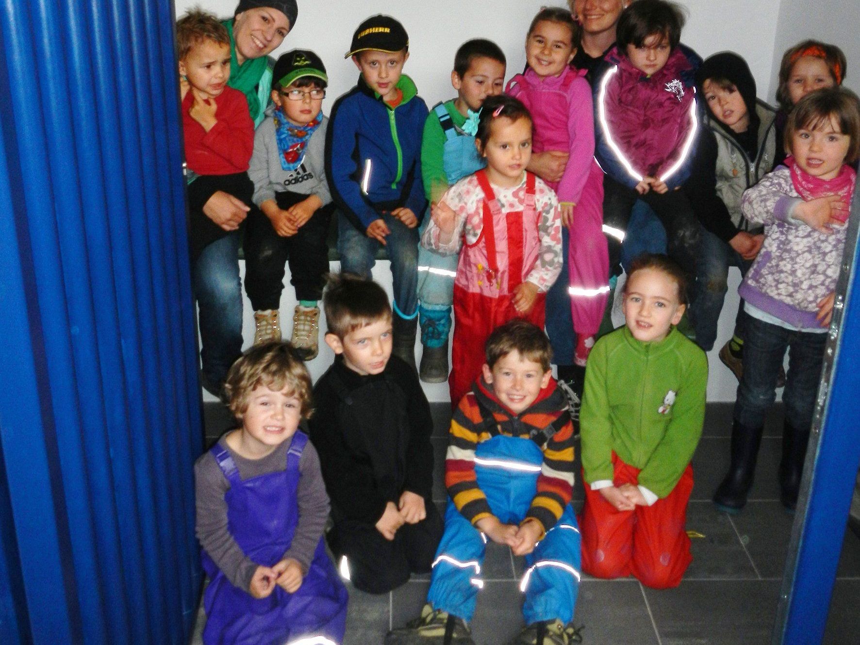 Die Kindergartenkinder vom Bludenzer Waldkindergarten zu Besuch bei der Bundespolizei Bludenz. Die Kindergartenkinder vom Bludenzer Waldkindergarten zu Besuch bei der Bundespolizei Bludenz.