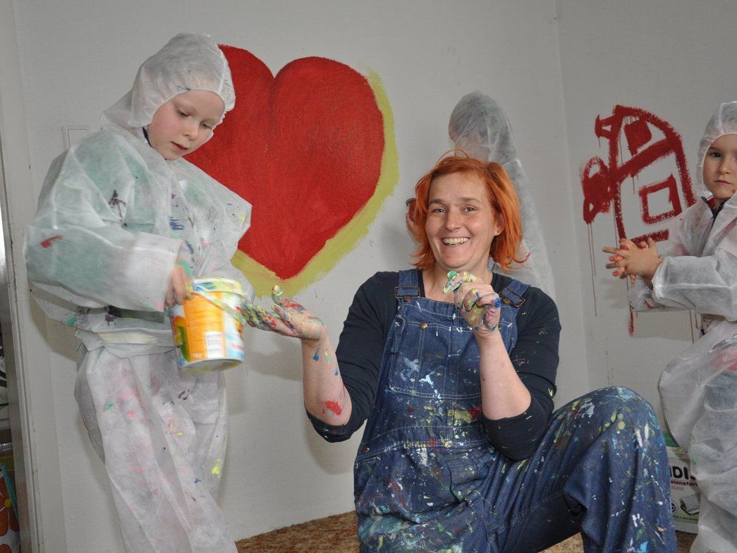 Sandra Böhler mit kleinen Künstlerinnen anlässlich des Spielefestes in der Villa Kunterkunst. Sandra Böhler mit kleinen Künstlerinnen anlässlich des Spielefestes in der Villa Kunterkunst.